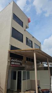 Un edificio con un cartel en el frente. en Guru residency, en Bangalore