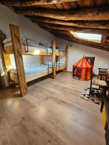 een kamer met twee stapelbedden en een vlieger bij Villa Rural Casa Alma in Castiltierra