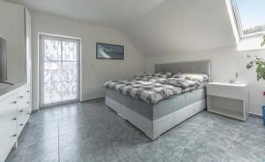 Postel nebo postele na pokoji v ubytování V Bukách