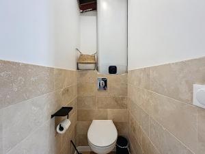 Et badeværelse på Appartement Caen Rives de lOrne + 7 billeder