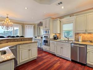 Kuchyň nebo kuchyňský kout v ubytování Tybee Nights