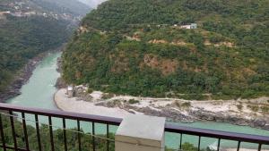 DevaprayāgにあるKrishna Hotel & Restaurantの川の景色を望むバルコニーが備わります。 +5枚の写真