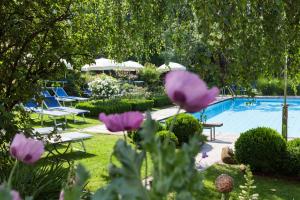 The swimming pool at or close to Hotel Heubad