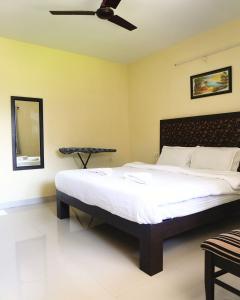 Postel nebo postele na pokoji v ubytování Minimalist 1-Bedroom Apartment Near Candolim Beach