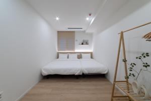 ソウルにあるHi Seoul Hostel Centralの白い部屋にあるベッドのある寝室