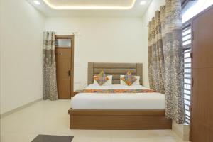 Ένα ή περισσότερα κρεβάτια σε δωμάτιο στο FabHotel Lotus