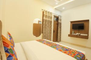 Ένα ή περισσότερα κρεβάτια σε δωμάτιο στο FabHotel Lotus