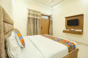 Ένα ή περισσότερα κρεβάτια σε δωμάτιο στο FabHotel Lotus +22 φωτογραφίες