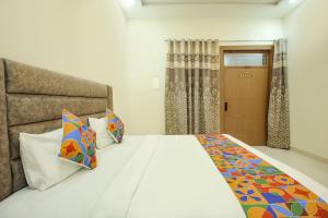 Ένα ή περισσότερα κρεβάτια σε δωμάτιο στο FabHotel Lotus