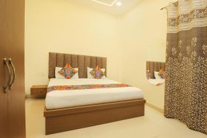 Ένα ή περισσότερα κρεβάτια σε δωμάτιο στο FabHotel Lotus