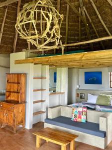 1 dormitorio con litera y mesa de madera en Mdumbi lodge, en Ngqeleni