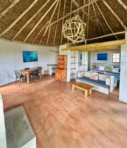 una sala de estar con un sofá y una mesa en Mdumbi lodge, en Ngqeleni