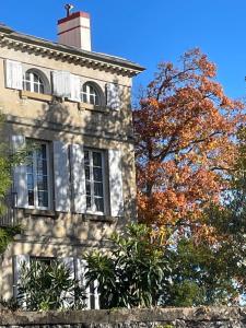 a building with a chimney on top of a tree at Villa Séquoia - Suite familiale - 4 adules 1 enfant - SDB privée in Bazas