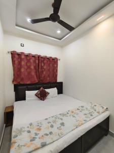 Postel nebo postele na pokoji v ubytování Shivay homestay ujjain , near mahakaleshwar temple