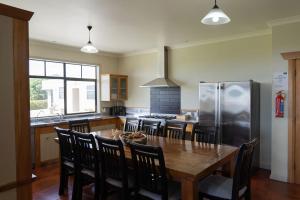 Gallery image of Bungalow Coastal Retreat - large luxury homestead in Tataraimaka