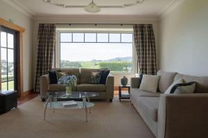 Gallery image of Bungalow Coastal Retreat - large luxury homestead in Tataraimaka