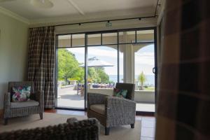 Gallery image of Bungalow Coastal Retreat - large luxury homestead in Tataraimaka