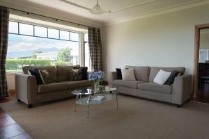 Gallery image of Bungalow Coastal Retreat - large luxury homestead in Tataraimaka