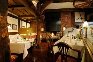 Ein Restaurant oder anderes Speiselokal in der Unterkunft VILA VITA Burghotel Dinklage 