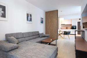 Posezení v ubytování Luxury Elegant Apartment North Area + 6 fotografií