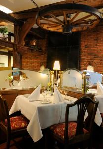 Ein Restaurant oder anderes Speiselokal in der Unterkunft VILA VITA Burghotel Dinklage 