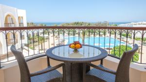 - une table sur un balcon avec un bol de fruits dans l'établissement El Mouradi Gammarth, à Gammarth