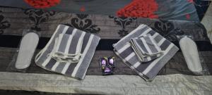 a table with two napkins and two rings and a table sidx sidx at Vip charme in Fez