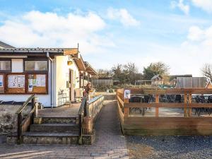 Το κτήριο όπου στεγάζεται  η παραθεριστική κατοικία