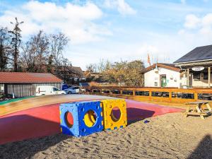 Ο χώρος παιχνιδιού για παιδιά στο 3 person holiday park home in Gørlev