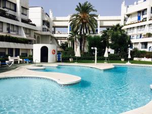 duży basen przed budynkiem w obiekcie Apartment Marbella House w Marbelli