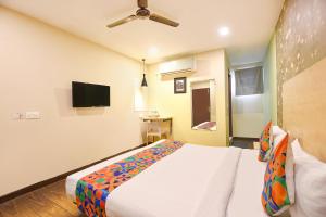 Televiisor ja/või meelelahutuskeskus majutusasutuses FabHotel Crescent