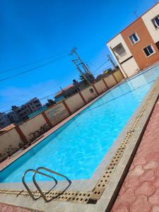 Mtwapa home stay Apartment في مومباسا: مسبح مكرونه المسبح امام المبنى