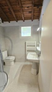 Phòng tắm tại 5AMB-03 - Appartement climatisé avec piscine et parking