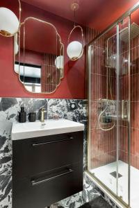 une salle de bain avec lavabo et douche dans l'établissement La cinemaRoom d'Auterive - Son Immersif Dolby et Atmos - Netflix, à Auterive