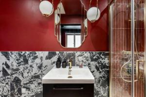 une salle de bain avec un lavabo et un miroir dans l'établissement La cinemaRoom d'Auterive - Son Immersif Dolby et Atmos - Netflix, à Auterive