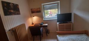 Μια τηλεόραση ή/και κέντρο ψυχαγωγίας στο Einzelzimmer 2 mit gut ausgestatteter Gemeinschaftsküche
