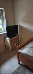 Μια τηλεόραση ή/και κέντρο ψυχαγωγίας στο Einzelzimmer 2 mit gut ausgestatteter Gemeinschaftsküche