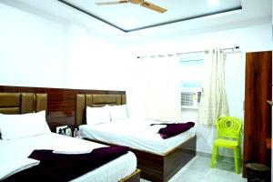 Ένα ή περισσότερα κρεβάτια σε δωμάτιο στο HoTel Sekhar-Palace-Near VaraNasi JunctioN WitH InterNet FacilitY