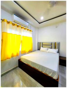 Ένα ή περισσότερα κρεβάτια σε δωμάτιο στο HoTel Sekhar-Palace-Near VaraNasi JunctioN WitH InterNet FacilitY +19 φωτογραφίες