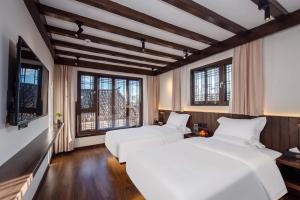 Кровать или кровати в номере Blessing of the Dragon's Whisper Inn