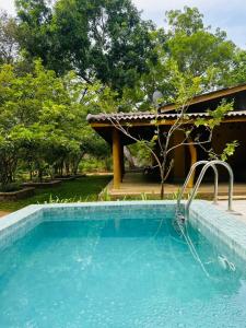 哈伯勒内Elephant Fence Habarana的房子前面的游泳池