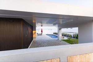 Ban Nong-Heo다오 풀빌라的享有带庭院的建筑的外部景致