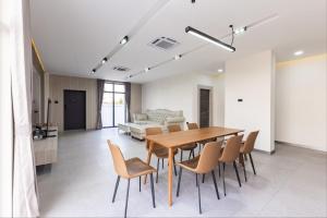 Un comedor con mesa y sillas en 다오 풀빌라, en Ban Nong-Heo