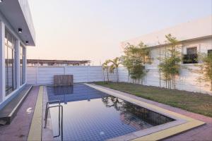 una piscina al costado de un edificio en 다오 풀빌라, en Ban Nong-Heo