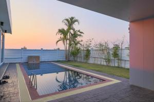 una piscina en el patio trasero de una casa en 다오 풀빌라, en Ban Nong-Heo