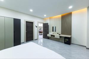 Un dormitorio con una cama grande y un baño. en 다오 풀빌라, en Ban Nong-Heo 6 fotos más