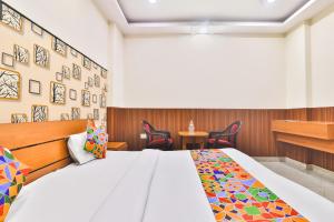 Ένα ή περισσότερα κρεβάτια σε δωμάτιο στο FabHotel Regal Inn Indira Nagar +21 φωτογραφίες