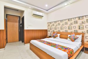 Una cama o camas en una habitación de FabHotel Regal Inn Indira Nagar