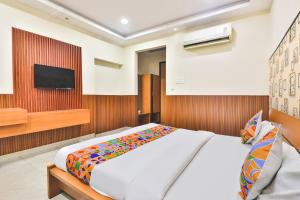 Una cama o camas en una habitación de FabHotel Regal Inn Indira Nagar 25 fotos más