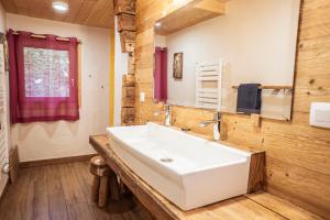 Ένα μπάνιο στο LA CHAUMINE - chalet with sauna and panoramic view +46 φωτογραφίες